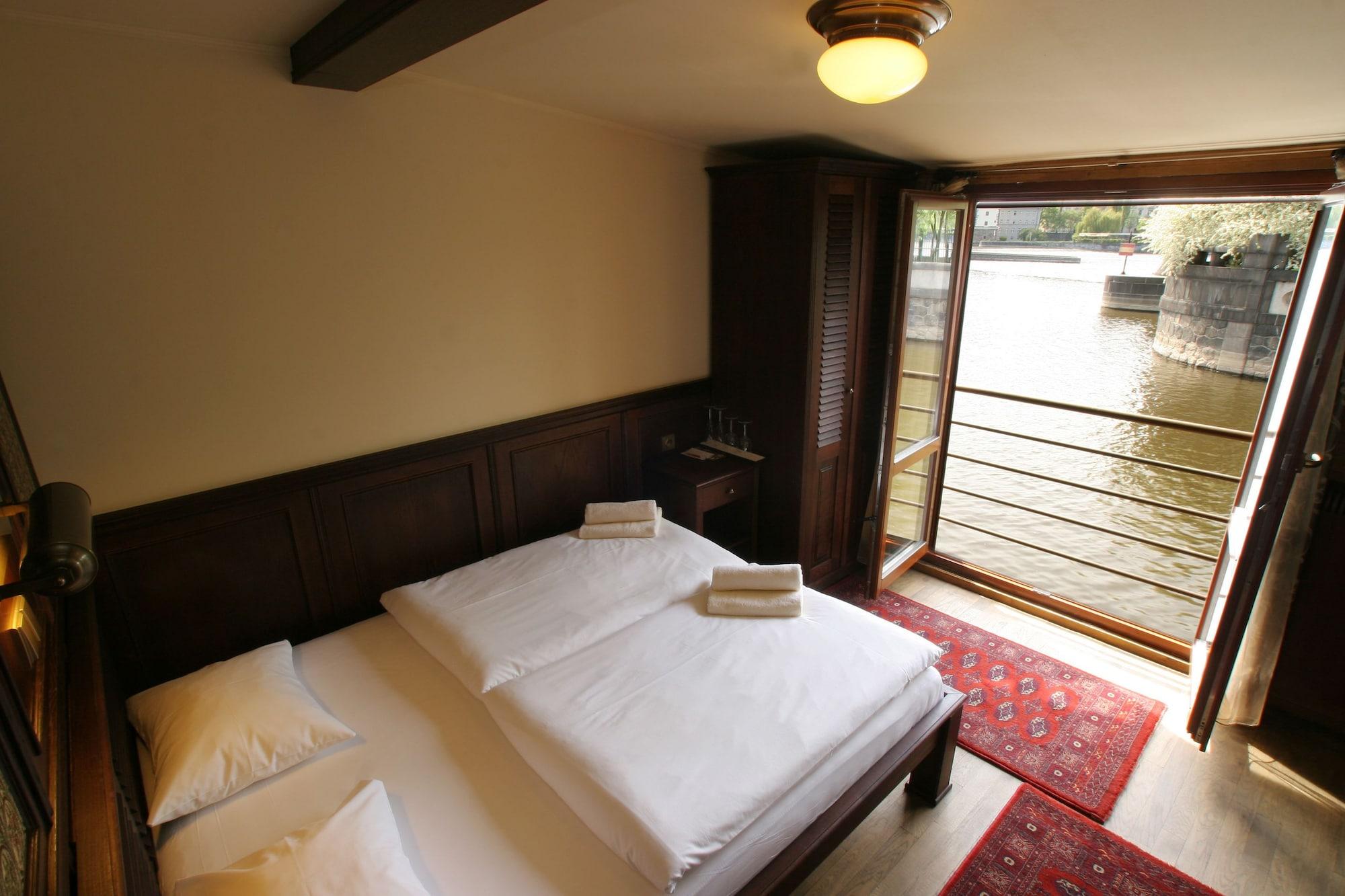 Boat Hotel Matylda Прага Екстериор снимка
