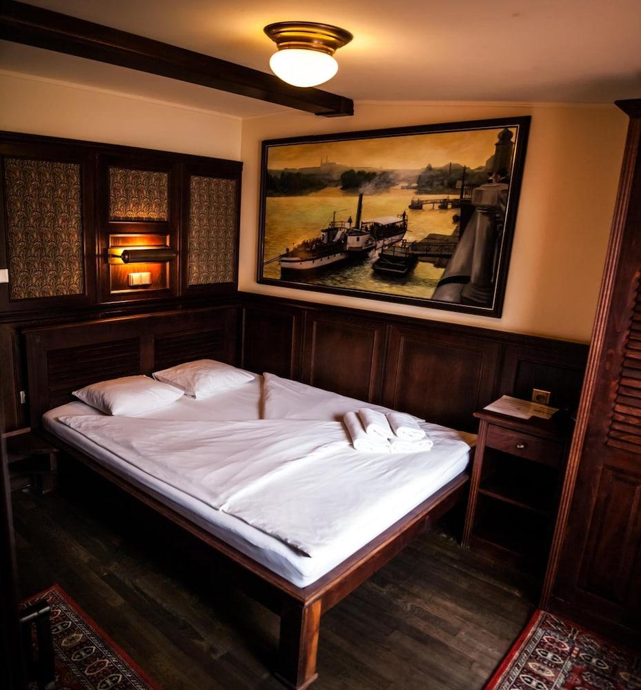 Boat Hotel Matylda Прага Екстериор снимка