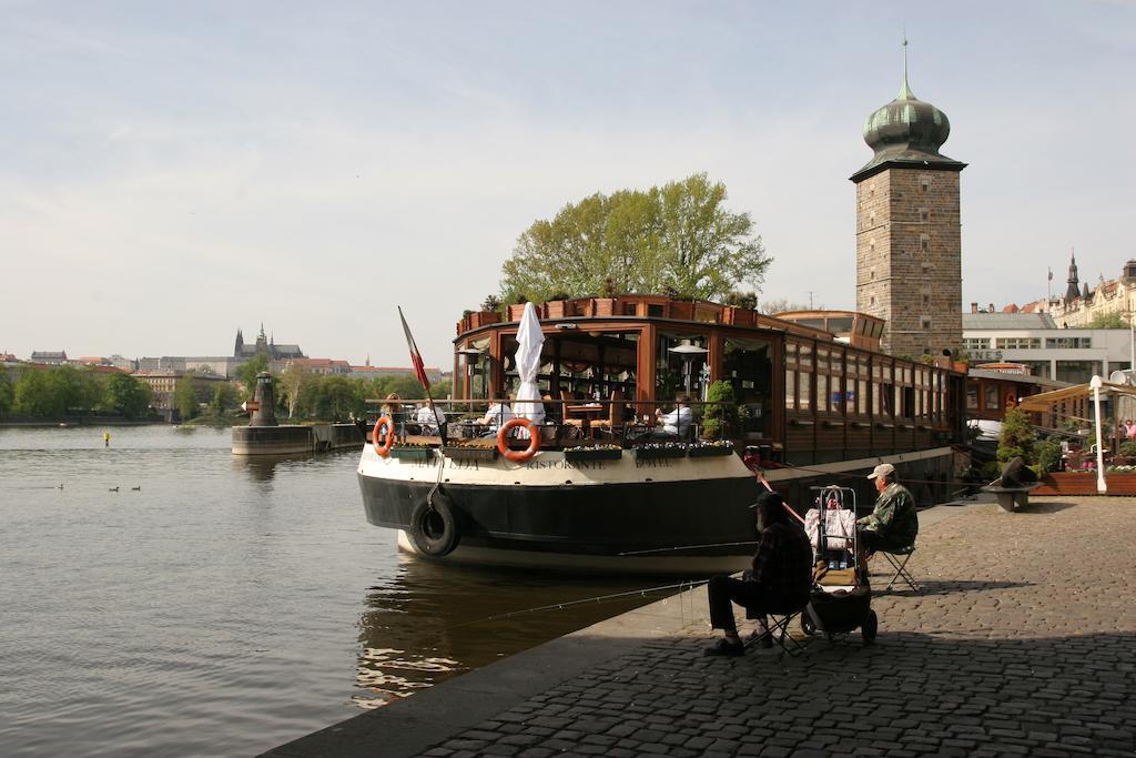 Boat Hotel Matylda Прага Екстериор снимка